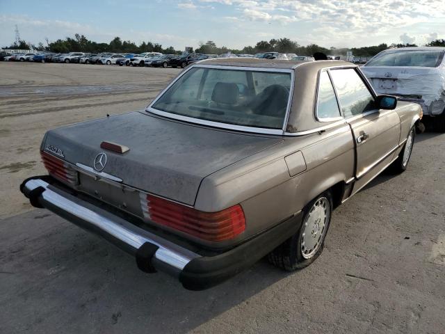 WDBBA48D3JA080814 - 1987 MERCEDES-BENZ 560 SL BROWN photo 4