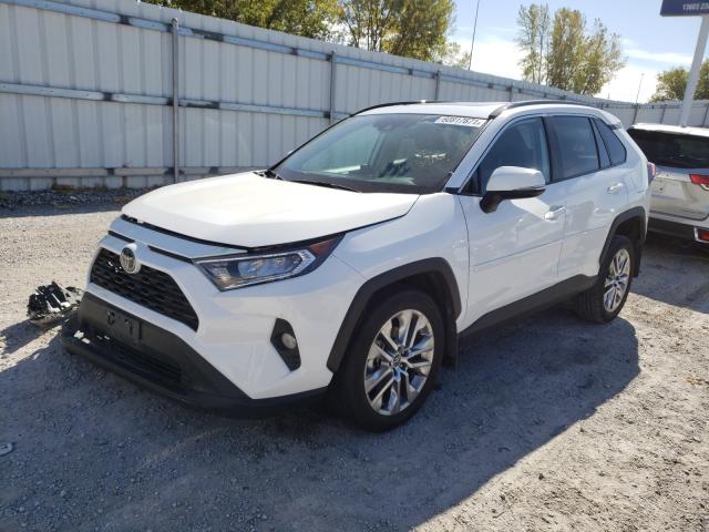 2T3A1RFV1LW103906 - 2020 TOYOTA RAV4 XLE P WHITE photo 2