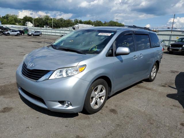 5TDKK3DC2DS327026 - 2013 TOYOTA SIENNA LE SILVER photo 2