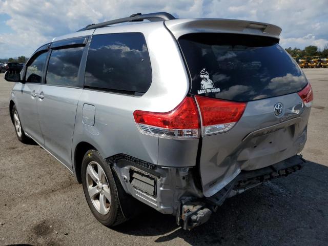 5TDKK3DC2DS327026 - 2013 TOYOTA SIENNA LE SILVER photo 3