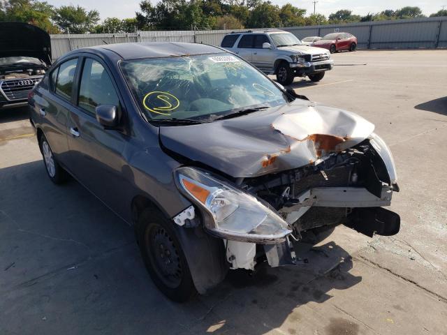 3N1CN7AP6JL883371 - 2018 NISSAN VERSA S GRAY photo 1