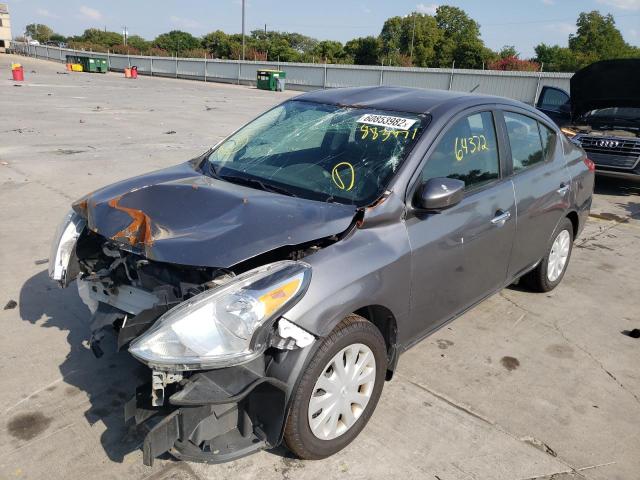 3N1CN7AP6JL883371 - 2018 NISSAN VERSA S GRAY photo 2