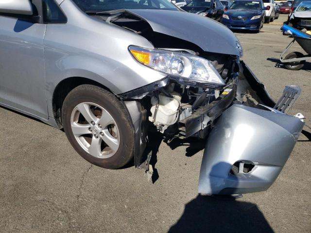 5TDKK3DC0GS726568 - 2016 TOYOTA SIENNA LE SILVER photo 9