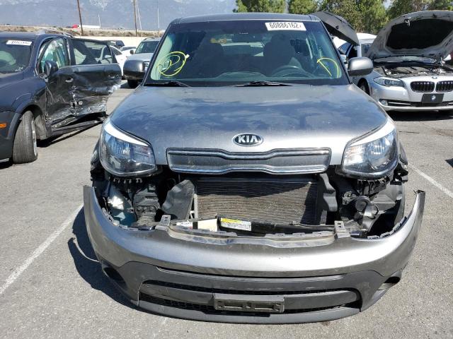 KNDJN2A25J7532211 - 2018 KIA SOUL GRAY photo 9