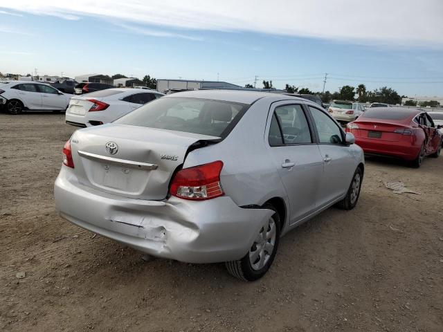 JTDBT923X81269642 - 2008 TOYOTA YARIS SILVER photo 4