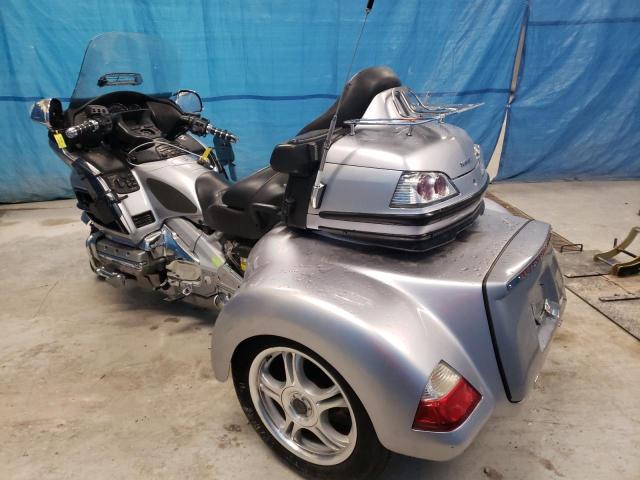 1HFSC47GX9A803244 - 2009 HONDA GL1800 SILVER photo 3