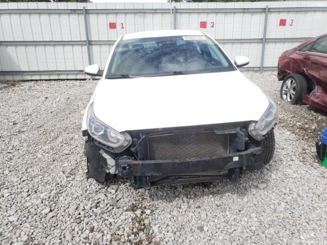 3KPF24AD1KE027022 - 2019 KIA FORTE FE WHITE photo 9