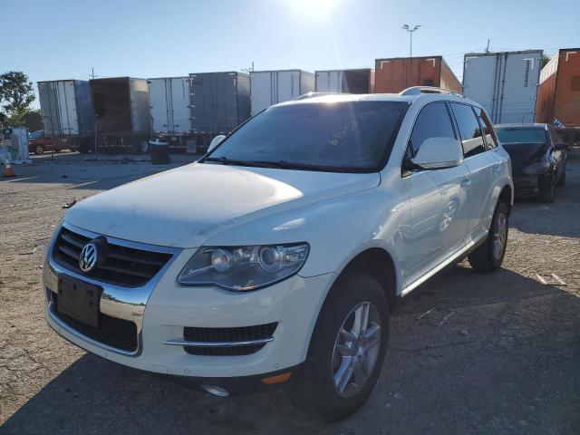 WVGBF7A96AD003908 - 2010 VOLKSWAGEN TOUAREG V6 WHITE photo 2