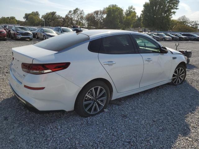 5XXGU4L12LG440965 - 2020 KIA OPTIMA EX WHITE photo 4