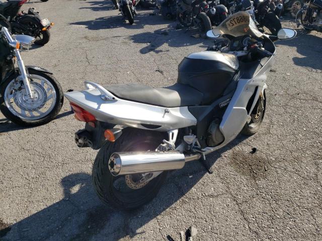 JH2SC35032M500358 - 2002 HONDA CBR1100 XX SILVER photo 4