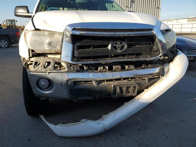 5TFUY5F16BX172776 - 2011 TOYOTA TUNDRA DOU WHITE photo 9