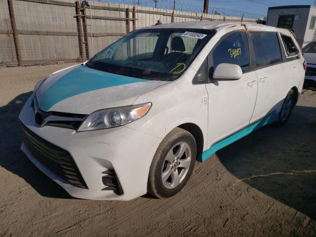 5TDKZ3DC7JS923238 - 2018 TOYOTA SIENNA LE WHITE photo 2