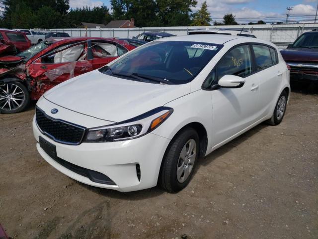 KNAFK5A89H5697427 - 2017 KIA FORTE LX WHITE photo 2