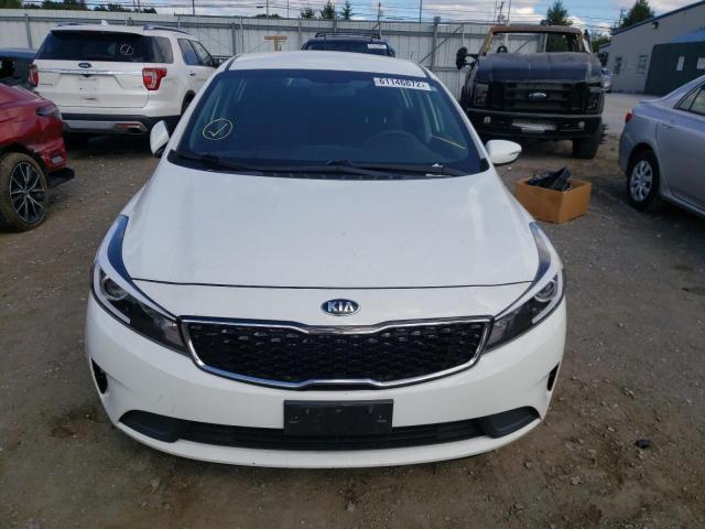 KNAFK5A89H5697427 - 2017 KIA FORTE LX WHITE photo 9