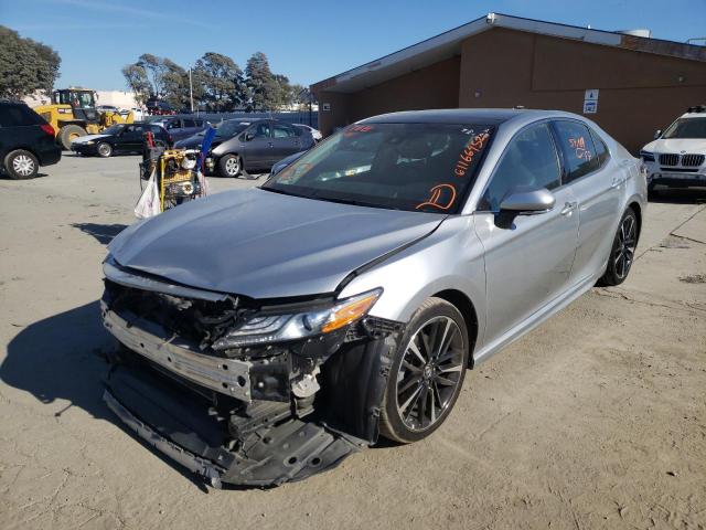 4T1B61HK0JU099752 - 2018 TOYOTA CAMRY XSE SILVER photo 2