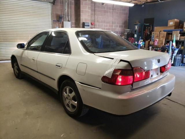 3HGCG6655YG704444 - 2000 HONDA ACCORD LX WHITE photo 3