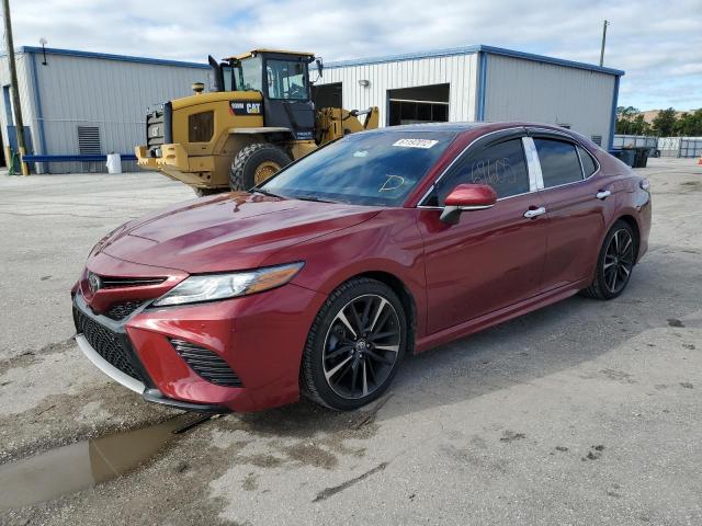 4T1B61HK1JU562711 - 2018 TOYOTA CAMRY XSE RED photo 2