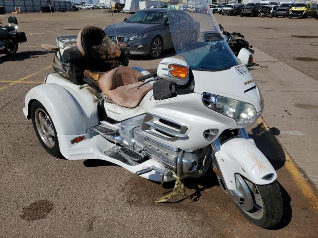 1HFSC47004A303895 - 2004 HONDA GL1800 WHITE photo 1