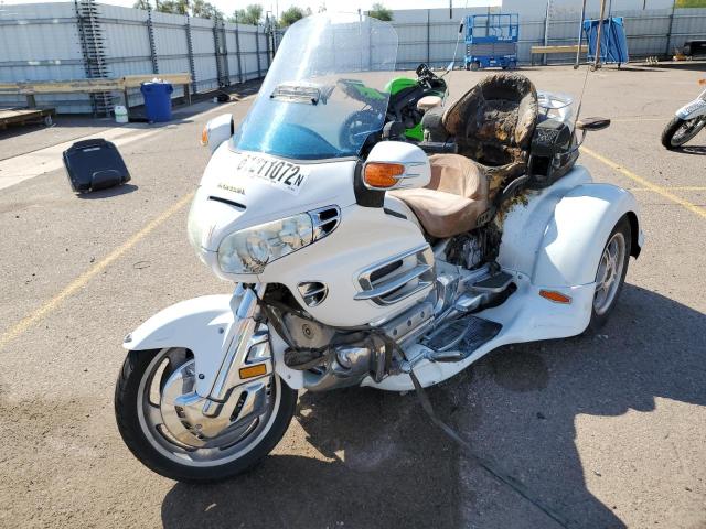 1HFSC47004A303895 - 2004 HONDA GL1800 WHITE photo 2