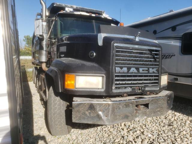 1M2AD62C8YW010413 - 2000 MACK 700 CL700 BLACK photo 1