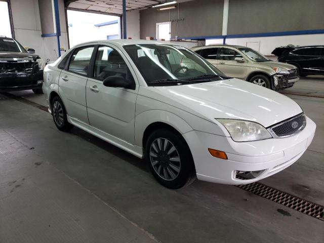 1FAFP34NX6W135978 - 2006 FORD FOCUS ZX4 WHITE photo 1