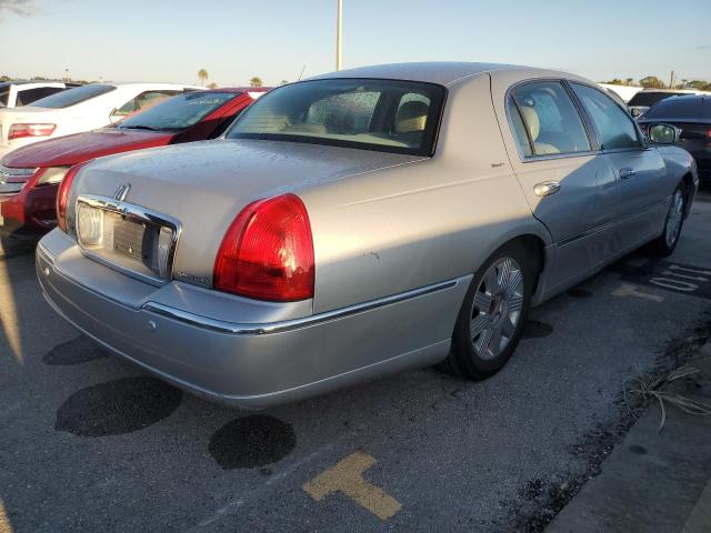 1LNHM83W14Y634555 - 2004 LINCOLN TOWN CAR U SILVER photo 4