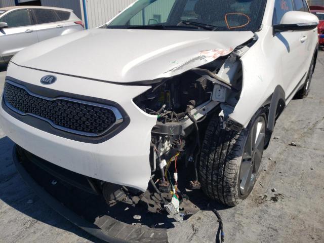 KNDCC3LC7H5075417 - 2017 KIA NIRO EX WHITE photo 9