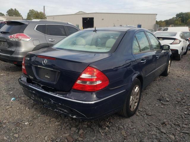 WDBUF65J14A576599 - 2004 MERCEDES-BENZ E 320 BLUE photo 4