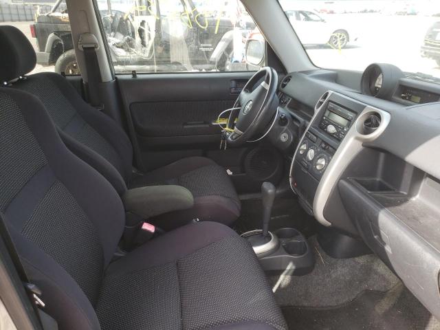 JTLKT324150184846 - 2005 TOYOTA SCION XB Silber Foto 5