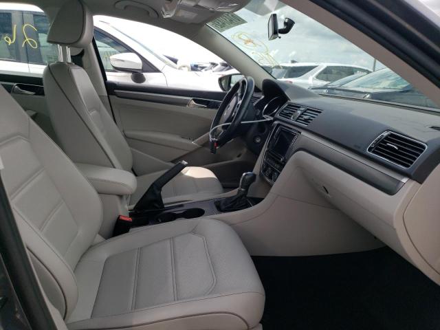 1VWDT7A33HC068388 - 2017 VOLKSWAGEN PASSAT R-L GRAY photo 5