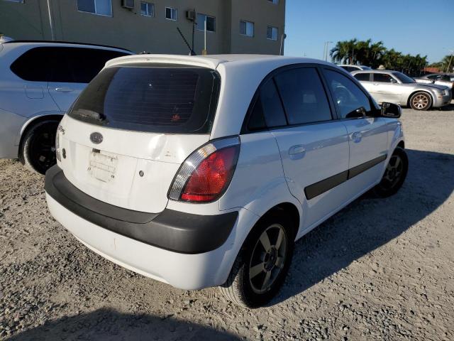 KNADE163266065946 - 2006 KIA RIO 5 WHITE photo 4