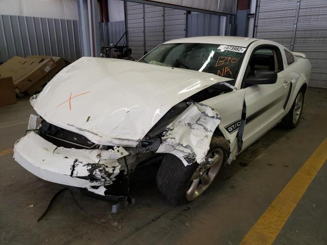 1ZVHT82H775330269 - 2007 FORD MUSTANG GT WHITE photo 2