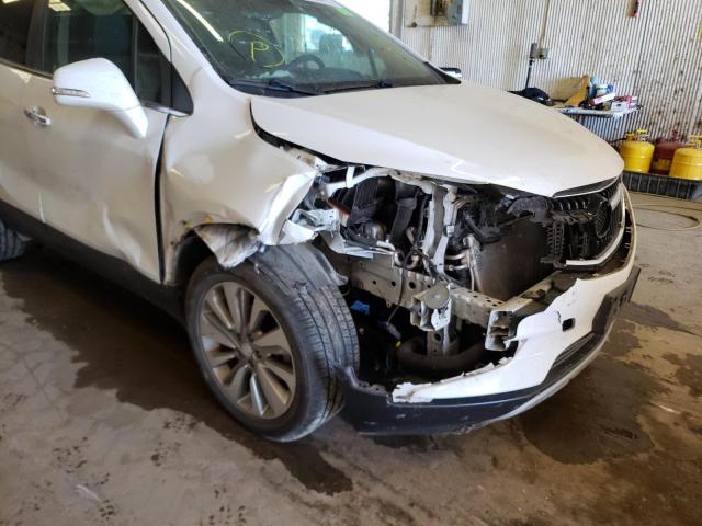 KL4CJASB7JB525863 - 2018 BUICK ENCORE PRE WHITE photo 9