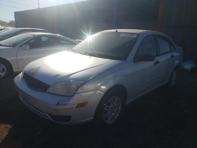 1FAFP34N55W288752 - 2005 FORD FOCUS ZX4 SILVER photo 2