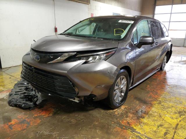 5TDKRKECXNS103458 - 2022 TOYOTA SIENNA LE GRAY photo 2