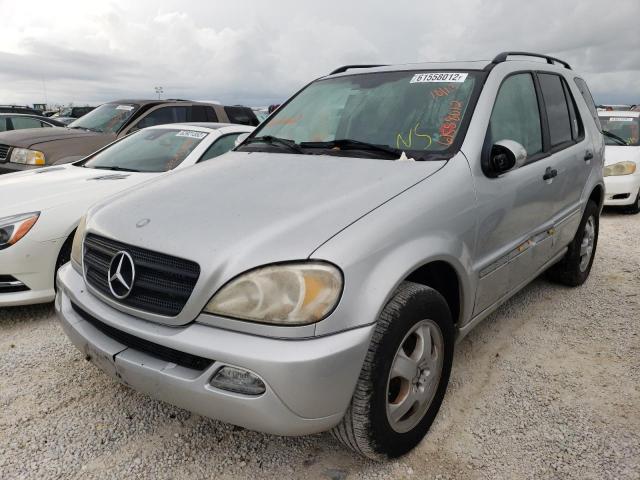 4JGAB54E42A304037 - 2002 MERCEDES-BENZ ML 320 SILVER photo 2