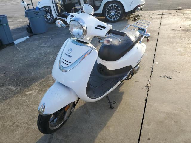 RFGBS1HE5JXAW1166 - 2018 LNCE SCOOTER WHITE photo 2