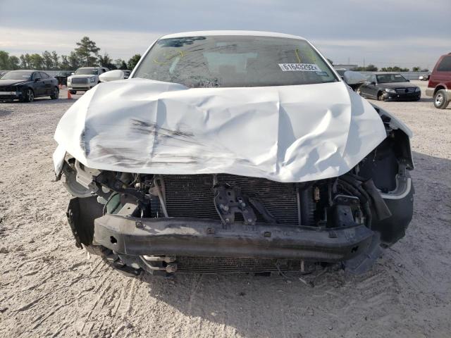 1VWDT7A39HC071795 - 2017 VOLKSWAGEN PASSAT R-L WHITE photo 9