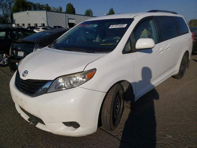 5TDKK3DC3CS203412 - 2012 TOYOTA SIENNA LE WHITE photo 2