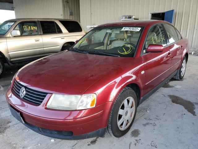 WVWMA23B1YP161015 - 2000 VOLKSWAGEN PASSAT GLS RED photo 2