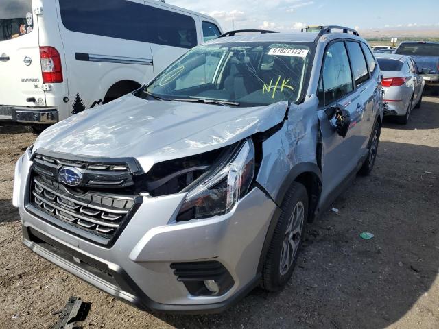 JF2SKAEC9NH470940 - 2022 SUBARU FORESTER P SILVER photo 2