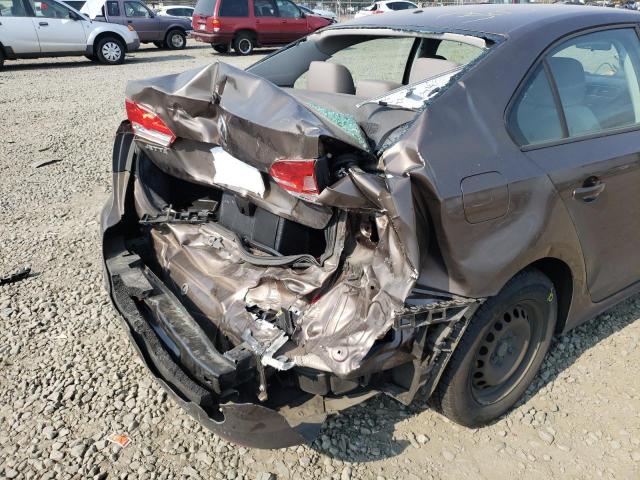 3VW1K7AJ2DM431888 - 2013 VOLKSWAGEN JETTA BASE BROWN photo 9