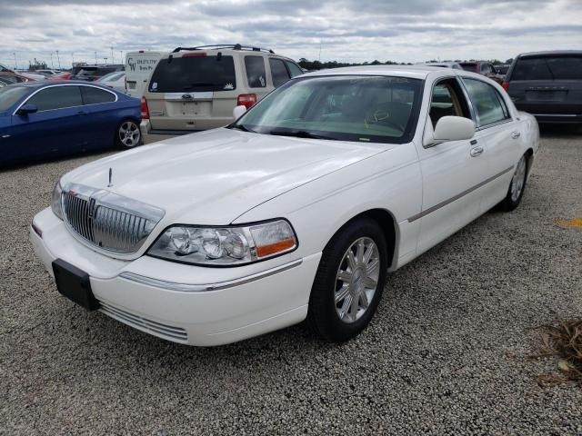 1LNHM82V17Y618935 - 2007 LINCOLN TOWN CAR S WHITE photo 2