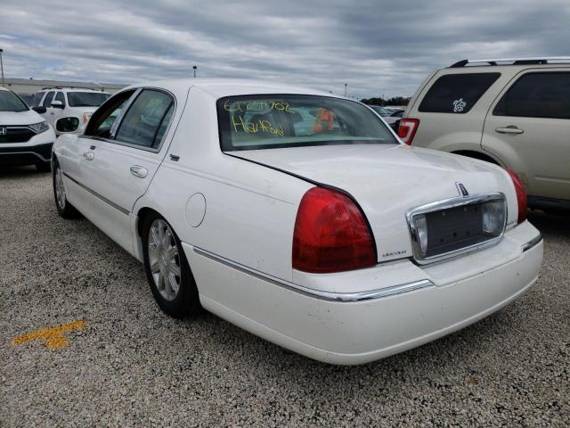 1LNHM82V17Y618935 - 2007 LINCOLN TOWN CAR S WHITE photo 3