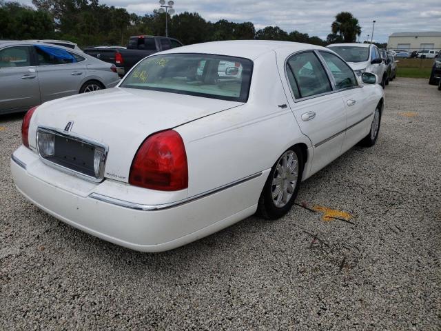 1LNHM82V17Y618935 - 2007 LINCOLN TOWN CAR S WHITE photo 4