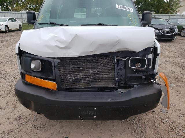 1GTFH154181132467 - 2008 GMC SAVANA G15 WHITE photo 7