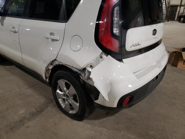 KNDJN2A25J7894703 - 2018 KIA SOUL WHITE photo 9