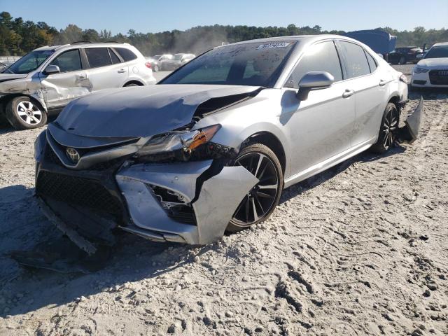 4T1B61HK3JU137247 - 2018 TOYOTA CAMRY XSE SILVER photo 2