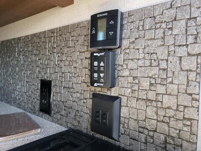 4YDF37923JA740195 - 2018 KEYSTONE MONTANA TWO TONE photo 8