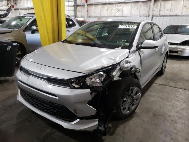 3KPA24ADXNE437378 - 2022 KIA RIO LX SILVER photo 2